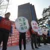 -3월 25일 오후 서울 보신각 앞에서 희망연대노조가 “사업장의 담을 넘어 지역, 시민 · 사회와 함께! 희망연대노조 공동투쟁 선포 결의대회”를 열고 있다. 