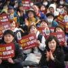 -3월 25일 오후 공무원노조 창립 15주년을 기념하고 10대 요구 쟁취를 위해 1만 명이 넘는 공무원 노동자들이 광화문광장에 모여 ‘공무원노동자 총력투쟁대회’를 열고 있다.