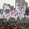 -3월 25일 오후 광화문광장에서 열린 ‘공무원노동자 총력투쟁대회’에서 공무원노조 깃발이 입장하고 있다.