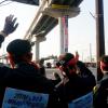 -4월 11일 오후 현대중공업 사내하청지회 노동자들이 고공 농성에 돌입한 동지들을 향해 손을 흔들고 있다.  