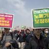 -4월 13일 오후 건설기계 노동자들이 서울 마포대교를 지나 여의도 국회의사당 앞으로 가두행진을 하고 있다. 