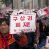 -4월 13일 오후 건설기계 노동자들이 서울 마포대교를 지나 여의도 국회의사당 앞으로 가두행진을 하고 있다. 
