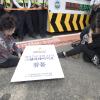 -경찰에 가로막힌 실종자 가족들이 자신들의 요구를 들어 줄 때까지 이자리를 떠나지 않겠다며 연좌 농성을 하고 있다. 