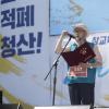 -5월 27일 오후 서울 대학로에서 열린 ‘5.27 전국교사결의대회’에서 조창익 전교조 위원장이 대화사를 하고 있다.