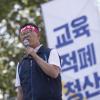 -5월 27일 오후 서울 대학로에서 열린 ‘5.27 전국교사결의대회’에서 최종진 민주노총 직무대행이 연대사를 하고 있다.