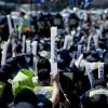 -5월 27일 오후 전국에서 모인 5백여 삼성전자서비스지회 노동자들이 이재용이 구속된 서울구치소 앞에서 ‘180만 노동자의 교섭권 쟁취! 재벌개혁 결의대회’를 열고 있다. 