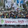 -5월 27일 오후 서울 청계광장에서 열린 ‘최저임금 1만 원! 비정규직 철폐! 노조 할 권리! 지금 당장 5·27 촛불행동’ 집회를 마친 1천여 노동자·청년·학생이 함께 가두행진을 하고 있다. 