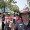 -‘전국우정노동자 결의대회’를 마친 노동자들이 광화문우체국까지 행진을 하고 있다.