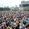 -폭우가 내린 7월 15일 서울광장에서 열린 퀴어퍼레이드에서 5만여 명이 무지개 깃발을 흔들며 축제를 즐기고 있다.