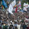 -폭우가 내린 7월 15일 서울광장에서 열린 퀴어문화축제에서 5만여 명이 무지개 깃발을 흔들며 축제를 즐기고 있다.