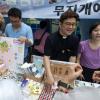 -7월 15일 서울광장에서 열린 퀴어퍼레이드에서 종교 단체들이 성소수자를 지지하는 부스를 운영하고 있다. 
