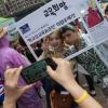 -7월 15일 서울광장에서 열린 퀴어퍼레이드에서 전국교직원노동조합이 운영하는 부스에서 참가자들이 인증샷을 찍고 있다. 