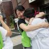-비가 내린 28일 오전 대량해고 위기에 놓인 영어회화전문강사들이 서울 청운효자동주민센터 앞에서 고용안정을 촉구하는 108배를 마친 후 서로 포옹하며 눈물을 흘리고 있다. 