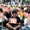 - 8월 11일 서울역광장에서 전국교육대학생연합이 주최한 ‘교육여건 개선과 공교육 정상화를 촉구하는 전국교육대학생 총궐기’ 집회가 열리고 있다. 