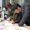 -9월 26일 서울 광화문광장에서 1인 시위 중이던 MBC · KBS 파업 노동자들과 배우 안석환 씨가 차별금지법제정에 서명하고 있다.
