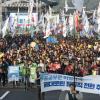 -10월 28일 오후 서울 광화문광장에서 열린 ‘촛불1년 비정규직 없는 세상 만들기 전국노동자대회’에 참가한 3500여 명의 노동자들이 노조할 권리와 비정규직 정규직화를 요구하며 가두행진을 하고 있다. 