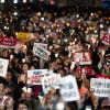 -박근혜 퇴진 촛불 시작 1주년을 맞아 10월 28일 오후 서울 광화문광장에서 열린 ‘촛불은 계속 된다! 촛불 1주년 대회’에서 수만 명의 참가자들이 촛불을 들고 있다.  