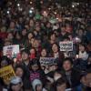 -박근혜 퇴진 촛불 시작 1주년을 맞아 10월 28일 오후 서울 광화문광장에서 열린 ‘촛불은 계속 된다! 촛불 1주년 대회’에서 수만 명의 참가자들이 촛불을 들고 있다.