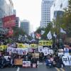 -11월 4일 서울 종로 르메이에르 앞에서 열린 ‘No 트럼프 No War 범국민대회’에서 참가자들이 트럼프 방한에 반대하며 구호를 외치고 있다. 