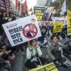 -11월 4일 서울 종로 르메이에르 앞에서 열린 ‘No 트럼프 No War 범국민대회’에서 참가자들이 트럼프 방한에 반대하며 구호를 외치고 있다. 