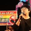 -‘전쟁반대 평화실현 범국민촛불’ 집회에서 노동자연대 성소수자팀의 양효영 활동가가 발언을 하고 있다