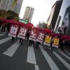 -‘2017 전태일 열사 정신계승 전국노동자대회’를 마친 노동자들이 광화문 북측광장까지 행진을 하고 있다.