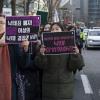 -집회 참가자들이 낙태죄 폐지 구호를 외치며 청와대 앞 청운동 주민센터까지 행진을 하고 있다.