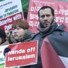 -이스라엘 대사관 앞에 도착한 시민·사회·민중단체들이 기자회견을 열고 이스라엘의 팔레스타인 살인 진압을 강력 규탄하고 있다. 