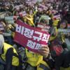 -3월 24일 오후 서울 광화문광장에서 열린 전국노동자대회에서 마트산업노조 노동자들이 “비정규직 철폐”를 요구하는 손팻말을 들고 구호를 외치고 있다. 