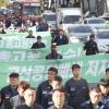 -한국GM 노동자들이 한국GM 부평공장을 나와 부평역 광장까지 가두 행진을 벌이고 있다.