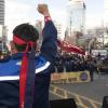 -한국GM 노동자들이 부평역 광장 앞에서 결의대회를 열고 있다.