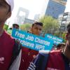 -128주년 세계노동절대회를 앞두고 4월 29일 서울 보신각에서 열린 ‘2018 이주노동자 메이데이’ 집회 참가자들이 ‘사업장 이동의 자유와 노동허가제 쟁취’를 요구하며 가두행진을 하고 있다. 