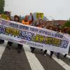 -사전대회를 마친 공무원노조 노동자들이 ‘2018 세계 노동절 대회’가 열리는 서울시청 광장으로 행진하고 있다.
