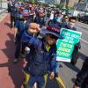 -
5월 9일 오후 “문재인 정부 출범 1년, 약속 불이행 규탄” 특수고용 노동자 결의대회를 마친 노동자들이 청와대를 향해 행진하고 있다. 