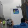 -공공부문 노동자들이 악천후를 이겨내며 서울역 광장을 출발해 광화문 정부청사 앞까지 가두행진을 하고 있다.