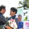 -한상균 전 민주노총위원장이 김명환 민주노총 위원장과 포옹을 하고 있다.