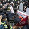 -최저임금 개악을 막기 위해 국회로 행진하려는 민주노총 조합원을 경찰이 막아 충돌이 일어나고 있다. 