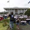 -최저임금 개악을 막기 위해 모인 민주노총 조합원들이 21일 오후 국회의사당 앞에서 기습 시위를 하고 있다. 