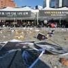 -15일 오후 서울 보신각 앞에서 익명 여성들의 모임 ‘비웨이브’가 주최한 ‘임신중단 전면 합법화’를 촉구하는 집회에서 참가자들이 달걀을 깨뜨리는 퍼포먼스를 하고 있다.