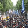 -2000여 명 참가자들이 행진으로 청와대 사랑채 앞에 도착하고 있다.