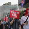 -1차 집회를 마친 사람들이 서울역사박물관 앞에서 출발해 광화문, 인사동과 종각을 지나 다시 서울역사박물관 앞까지 돌아오는 행진을 하고 있다. 