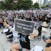 -비웨이브가 8월 25일 오후 서울 보신각 앞에서 ‘16차 임신중단 전면 합법화 시위’를 열고 있다,