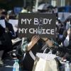-9월 29일 오후 보신각 앞에서 비웨이브가 주최한 17차 임신중단 전면 합법화 시위에 모인 참가자들이 낙태죄 폐지를 요구하고 있다