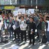 -추모집회 참가자들이 구호를 외치며 딴저테이씨 죽음에 대한 진상규명과 반인권적 단속 중단을 촉구하고  있다. 