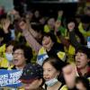 -‘제대로 된 정규직화’를 요구하며 파업에 돌입한 서울대병원 청소노동자들이 10월 24일 오전 서울대병원 본관 로비에서 파업 집회를 열고 있다. 