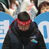 -한국 잡월드 노동자들이 민주당 당사 앞에서 열린 사전 결의대회에 참가해 직접고용 정규직화를 촉구하고 있다.