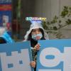 -서울대병원 노동자들이 민주당 당사 앞에서 열린 사전 결의대회에 참가해 직접고용 정규직화, 부족한 인력충원등을 촉구하고 있다. 