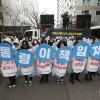 -직접고용 정규직화를 요구하며 21일부터 무기한 단식농성에 들어가는 41명의 한국 잡월드 노동자들이 사전 결의대회에서 문재인정부와 집권여당인 민주당을 규탄하고 있다.