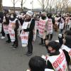 -한국잡월드 비정규직노동자들이 단식농성장 앞에서 약식대회를 열고 있다.