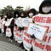 -한국잡월드 비정규직노동자들이 청와대 분수대 앞에서 기자회견을 열고 있다.